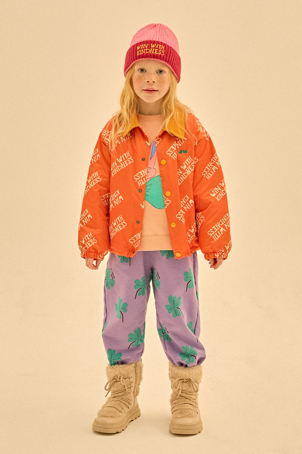 Petite fille en look festif coloré