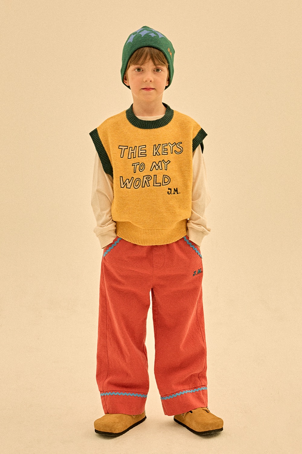 Enfant en débardeur et pantalon, look rentrée