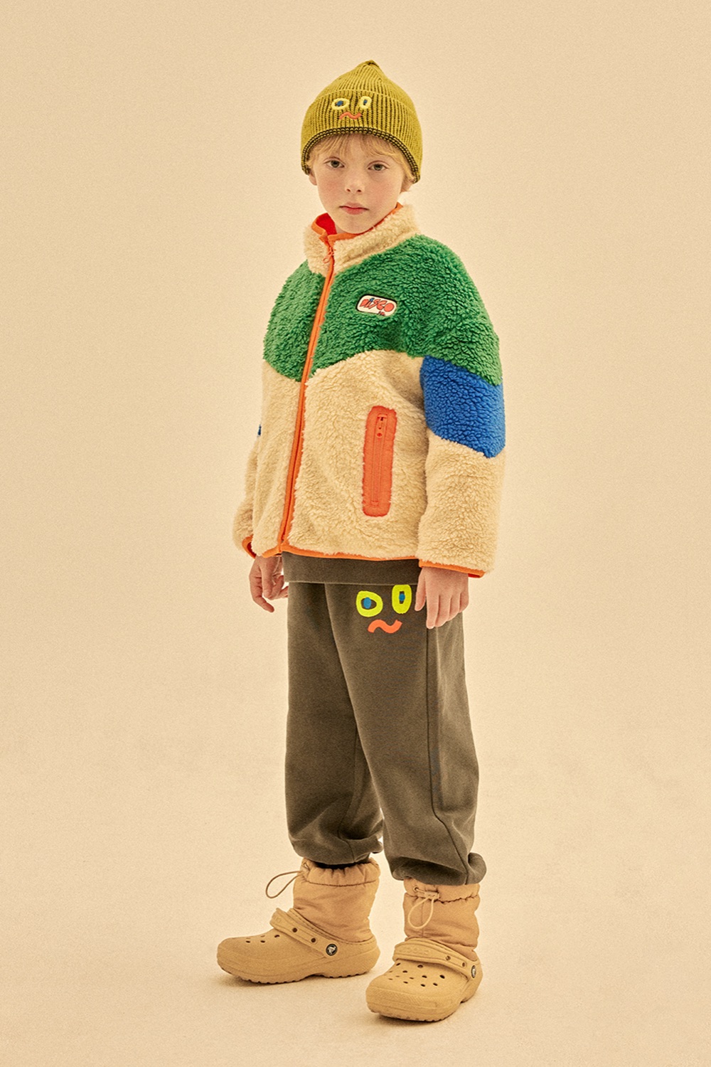 Enfant en polaire et bottes, look parc
