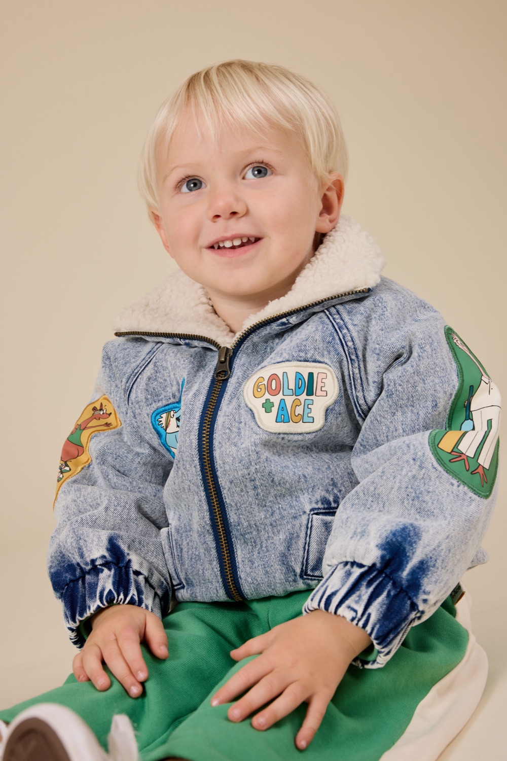 Tout-petit souriant en veste denim, Toboggan Kids
