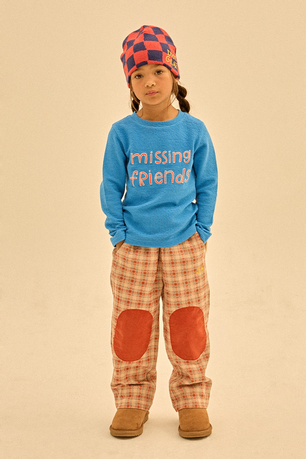 Enfant en pull et pantalon à carreaux — guide des tailles