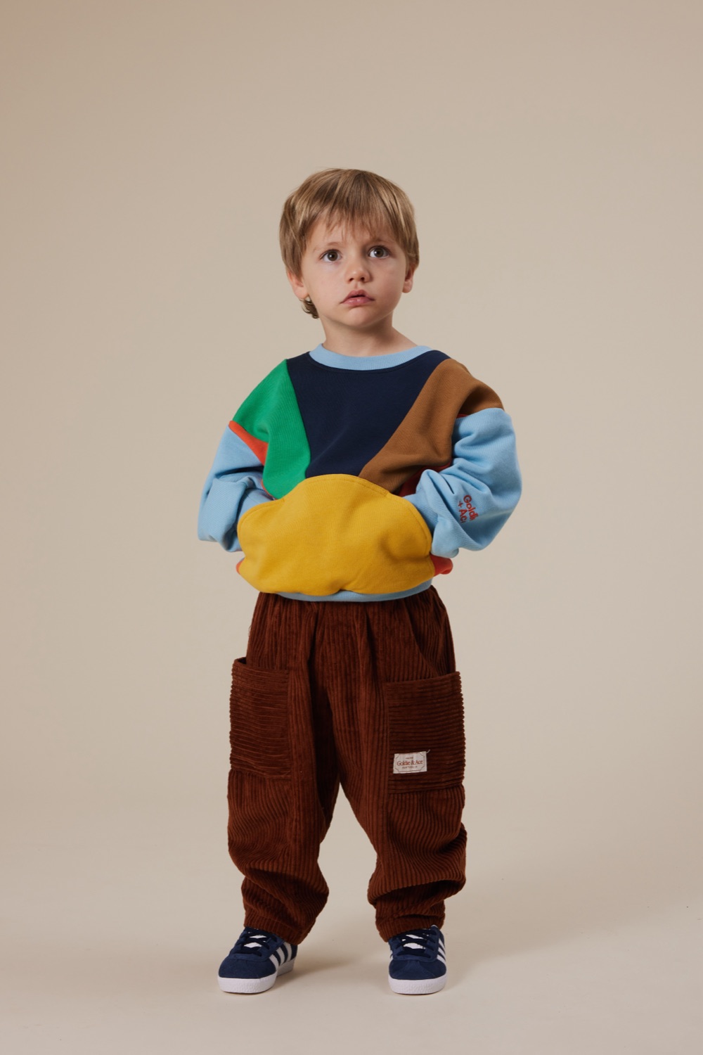 Enfant en tenue colorblock — la couleur et l'enfance